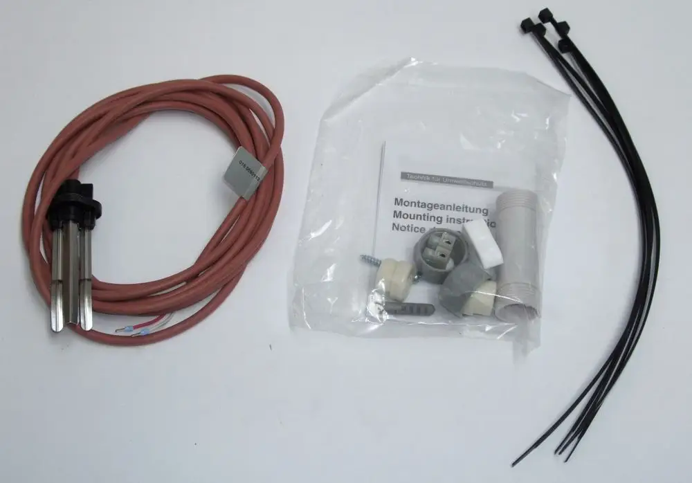 Daikin Kollektortemperaturfühler, bestehend aus einem Temperatursensor mit Kabel, einem Montageset in einer Verpackung sowie mehreren Befestigungselementen.